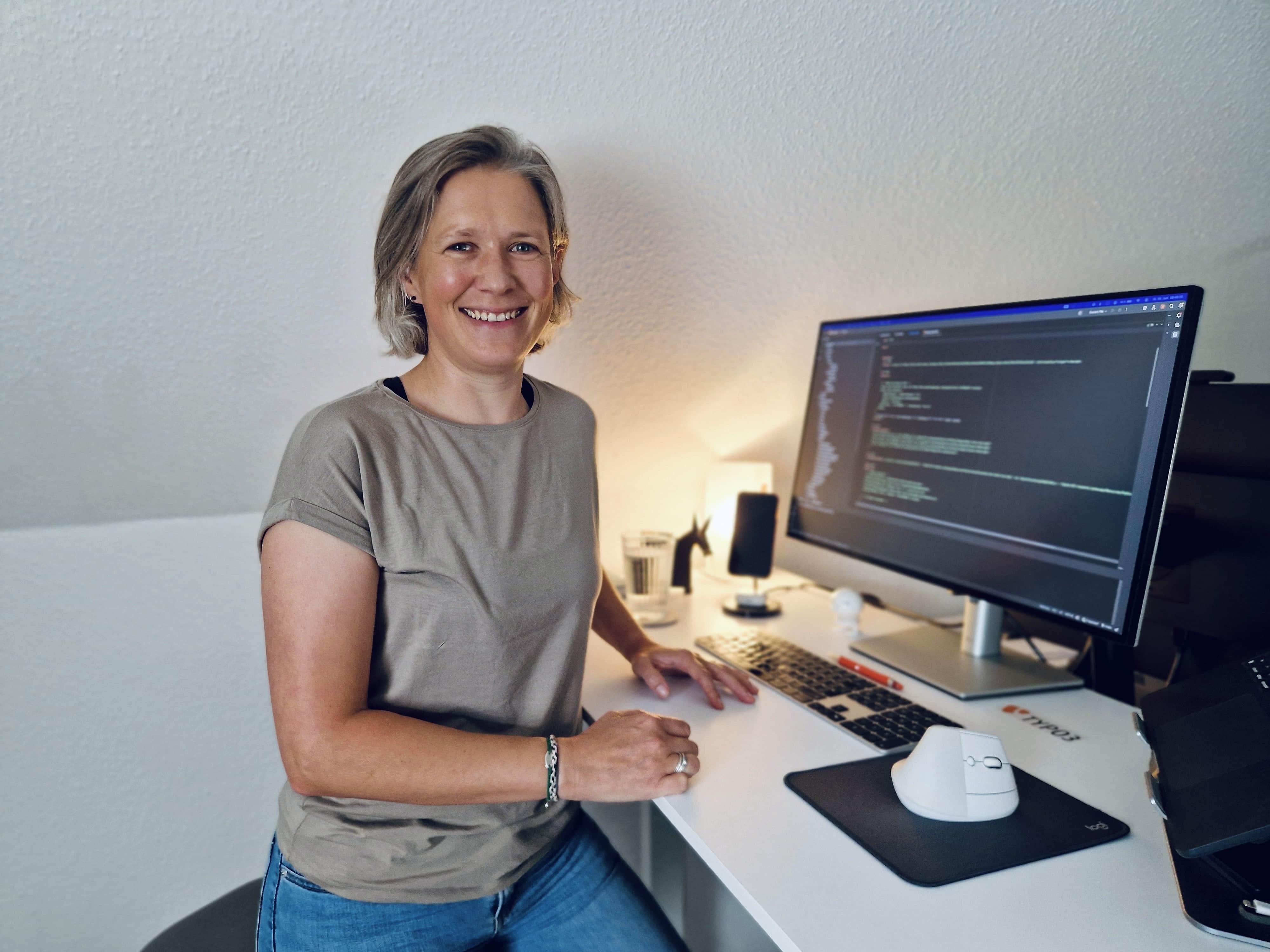Nicole Kalinowski am Schreibtisch während des Entwickelns eines TYPO3 Projektes 